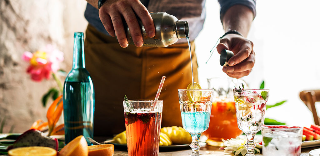 Utforska konsten att blanda drinkar som en professionell bartender