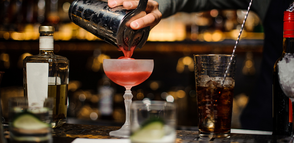 Tio flaskor och fem verktyg – här är den ultimata hemmabaren