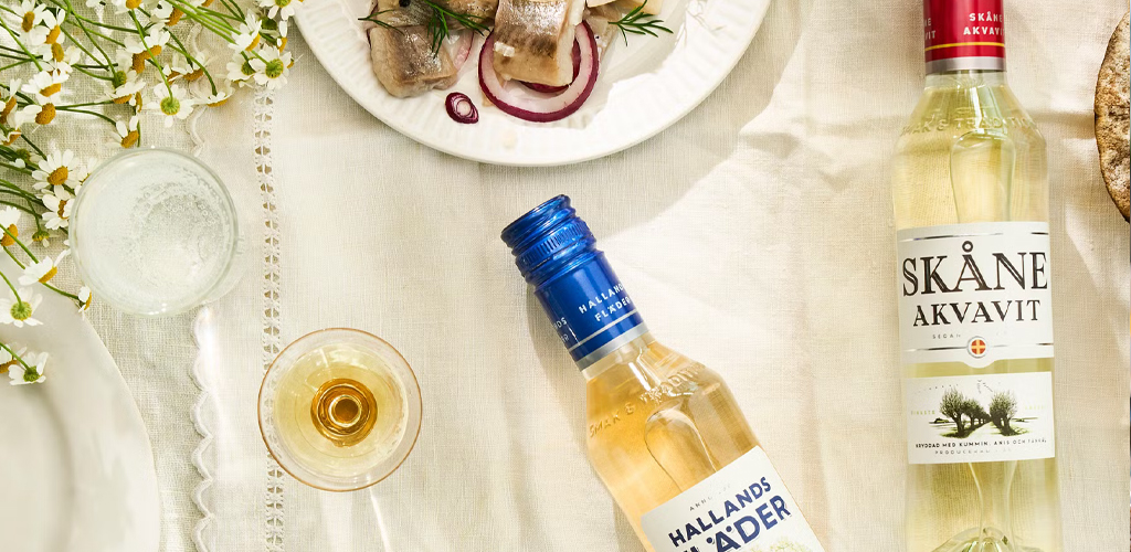 Så sätter klassiska snapsar smaken på midsommar – Hallands Fläder & Skåne Akvavit